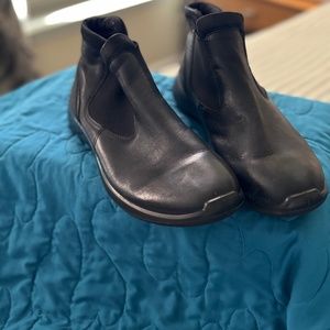 Black Ecco soft low Chelsea boots size 41